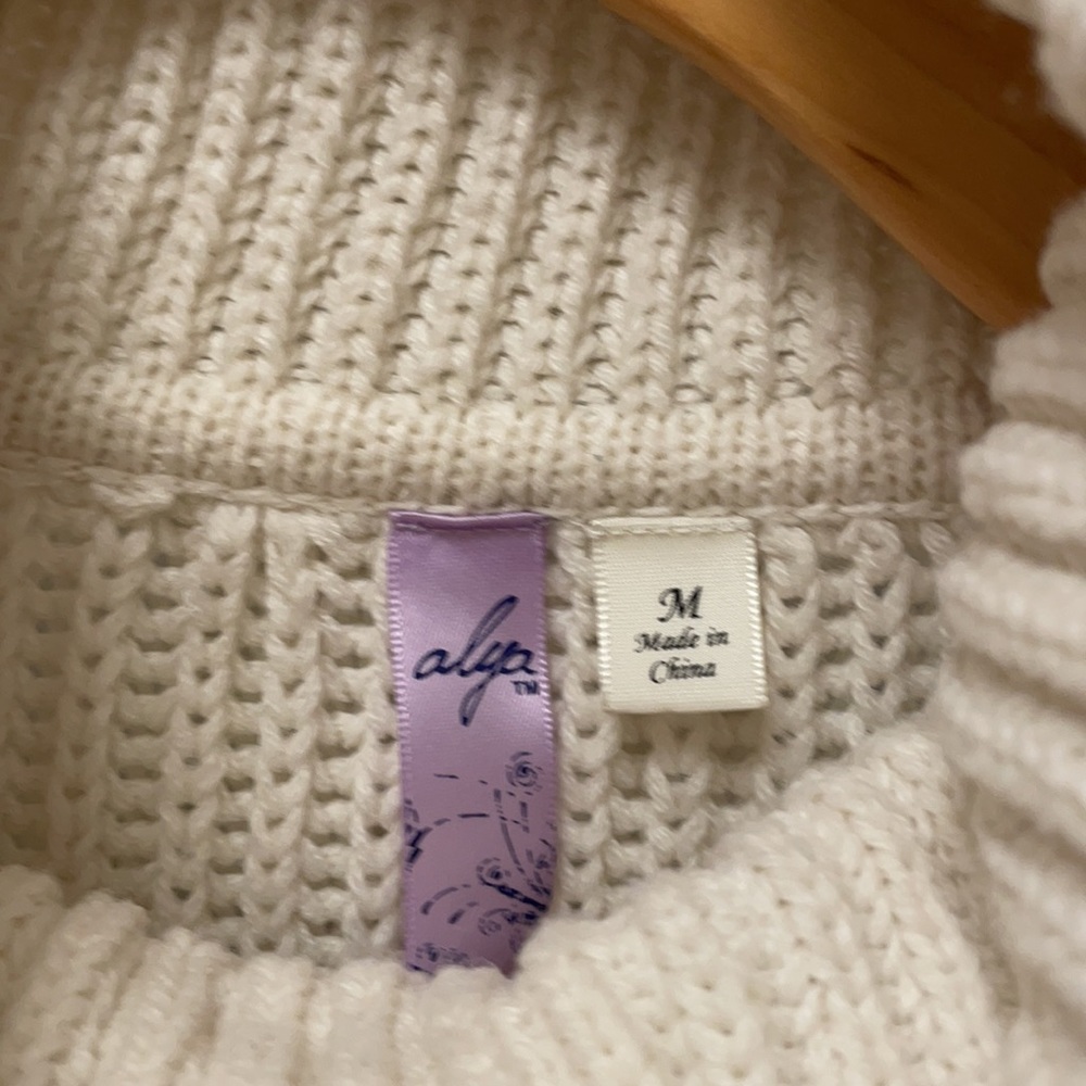 Cozy Alya Sweater with Velvet Detail - Picture 2 of 5
